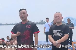 有爱的队长？B费赛后将球衣送给了场边的残障小球迷